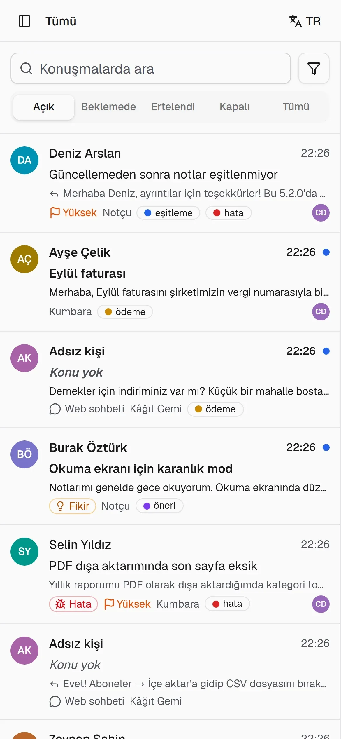 Telefonda panel: etiketleri, öncelikleri ve atanan kişileriyle konuşma listesi.
